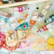 Lukas Cryl Studio akrilfestékek tubusban különböző színűek egy festményre pakolva