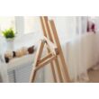 Sonnet Lyre fenyő fa 3 lábú, beltéri, műtermi festőállvány szoba belsőben hangulat kép