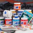 Kép 1/6 - 500 ml-es tempera dobozok különböző színűek egymásra pakolva festménnyel