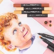 Kép 3/7 - néhány bőrszín árnyalatos Sonnet filc egy kisfiú rajzolt portréja mellett