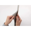 Kép 5/8 - Strathmore spirálos rajztömb kinyitva szürke lapjait lapozza egy női kéz