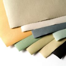 9 darab különböző színű Hahnemühle Ingres papír egymásra pakolva legyezőszerűen