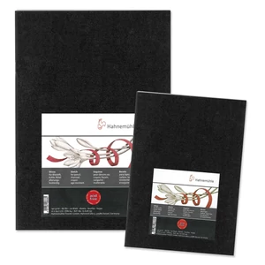 A4-es és A5-ös méretű feket vázlatfüzetek egymáson szemből fotózva